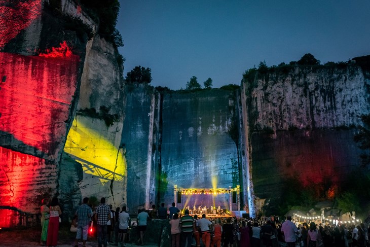 Jedinstvena lokacija vinkuranskog kamenoloma Cave Romane mjesto je unikatnog festivalskog doživljaja